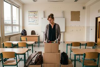 S magisterským titulem za kasou. Nízká porodnost připraví pedagogy o práci - Médium.cz
